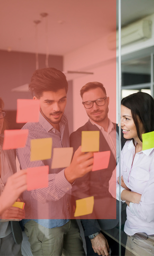 Imagem de uma equipe de projetos utilizando o Kanban